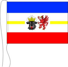 Wikipedia (d) bedeutung/ursprung des wappens das kleine wappen zeigt einen gespaltenen schild, vorne golden mit einem schwarzen stierkopf, hinten silbern mit einem roten greifen, und verbindet so die heraldik von mecklenburg (stierkopf) mit der von pommern (greif), so. Tischflagge Mecklenburg Vorpommern Mit Wappen 15 X 25 Cm Maris Flaggen Gmbh