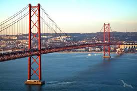 Die 400 m hohen betonpylone der projektierten hängebrücke über die meerenge von messina. Von Porto Nach Venedig Kreuzfahrt Mit Amera