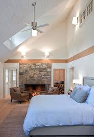 Beste Beleuchtung Fur Gewolbte Decken Dekoration Ideen Vaulted Ceiling Living Room Vaulted Ceiling Bedroom Sloped Ceiling Bedroom
