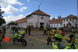 Carro bomba explotó en la escuela de cadetes de policía general santander. Carro Bomba En Bogota Deja 10 Muertos Y 65 Heridos Noticias Canal Tro