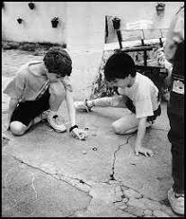 Cuando se encontraban en la calle, los chicos de 1800 también jugaban a la pelota. Como Se Jugaba Antes Y Ahora Como Se Hacia Antes De