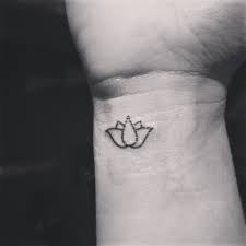 Pin By Caitlin Eaton On Tutorials Diy Simple Flower Tattoo Tattoos Latest Tattoos