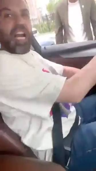 Sanatçı İsmail Altunsaray trafikte tartışma yaşadığı bir sürücü tarafından  ailesinin yanında darp edilmek istendi