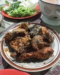 Tata ayam di dalam pinggan tahan panas. Ayam Panggang Bu Setu Di Magetan Hidangan Ndeso Digemari Para Pejabat Sejak 1991