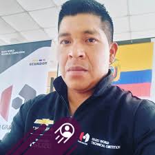 Alausí|| 🔴 Estudiante universitario perdió a toda su familia en el  deslave. Danny Lema está pasando por un momento muy dificil. Socorristas  han localizado a su padre; falta su mamá, sus 3