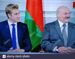 Bis der allerdings ins für das präsidentenamt erforderliche alter komme, sei er selbst etwa 90. Prasident Von Belarus Alexander Lukaschenko Mit Seinem Sohn Nikolai Auf Dem Liederfestival Lavjanski Bazar 2020 In Witebsk Weissrussland Aufnahme Vom Fernsehbildschirm Aus Stockfotografie Alamy
