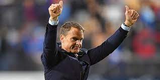 Frank de boer ist ein ehemaliger fußballspieler aus нидерланды, (* 15 мая 1970 г. De Bur Vozglavil Sbornuyu Niderlandov