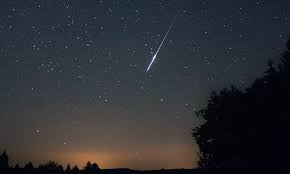 De meteorenzwerm perseïden bereikt op dinsdag 13 augustus 2019, rond 14 uur, zijn maximum.de meteoren van de perseïden zijn helder en snel en hebben nalichtende sporen. Perseiden Am Neumondhimmel Abenteuer Astronomie