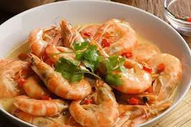 Vào bếp cùng Hùng Hậu làm ngay món tôm sốt trứng muối hoàng kim Singapore  nhé.