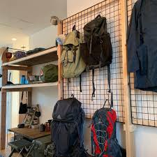 shin waka on instagram 前回作った棚に連結させる感じで壁にメッシュを取り付けた 1200 900のメッシュが1枚500円という大特価で買えたから思わず4枚買っちゃったけど2枚余った笑 まあ何かに使えるでしょ笑 これから山道具とキャンプ道具どんどんぶ 8畳 インテリア