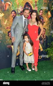 02.09.0961 in los angeles, kalifornien usa · berufe: Eugenio Derbez Mit Ehepartner Alessandra Rosaldo Und Tochter Aitana Derbez Bei Der Weltpremiere Des Films Dora Und Die Goldene Stadt Dora Und Die Verlorene Stadt Des Goldes An Regal Cinemas La Live Los