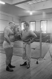 Lino ventura, michel serrault, romy schneider … Lino Ventura Mit Einem Wrestlerfreund King Kong Bild Kaufen Verkaufen