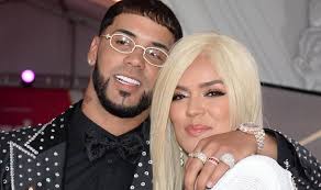 Shakira lança nova música com mais indiretas a Piqué em parceria com Karol G