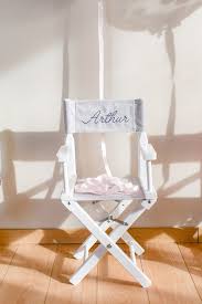 Idéale au quotidien pour de jeunes enfant, cette petite chaise sera également un joli cadeau lors d'une naissance ou d'un baptême par exemple. Chaise Metteur En Scene Enfant 1 4 Ans Toile Unie Gris Clair Broderie Personnalisee Metteur En Scene Chaise