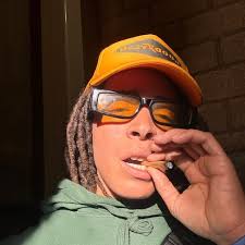 خلال مقابلة نادي الإفطار، شرح وايل لماذا لم يعد منفتحًا للأشخاص ذوي  الصناعة. كشف أن مغني الراب الوحيدين الذين فتح لهم هم كيندريك لامار وجيه.  كول، وتذكر أنه بعد التحدث مع كول،