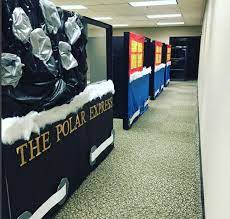 Here are the 15 cool christmas cubicle decorating ideas to bring in the festive cheer and make it beautiful. 40 Office Christmas Decorating Ideas All About Christmas