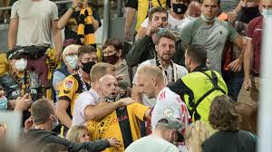 August 2021 hat der hsv sein erstes heimspiel der neuen saison. Eklat In Dresden Ex Dynamo Leistner Sturmt Auf Tribune Und Stosst Fan Um Sportbuzzer De