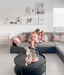 Blumenkranz Angelehnt Auf Bilderleiste Als Wanddeko In 2020 Chaise Lounge Sectional Couch Decor