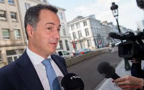 'de premier houdt van italiaanse hemden.'. Alexander De Croo Je Kan Je Vrienden En Familie Ontmoeten In De Winkel Met Een Mondmasker Nieuws365