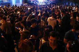 Μόλις χθες μετά από ενάμιση χρόνο που το ζητάμε καθιερώθηκε διοικητικό πρόστιμο από την κυβέρνηση για τα πάρτυ με αντίτιμο. Mykonos Koronoios Pribe Parti Se Bila Me Tsoyxtero Eisithrio Flash Gr