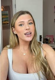 Samantha Neese's Instagram, Twitter & Facebook