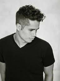 Les Coupes De Cheveux Boucles Homme 2017 Long Au Dessous Court Sur Les Cotes Cheveux Boucles Homme Coiffure Homme Cheveux Boucles Coiffure Homme Frise