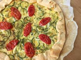 La torta salata broccoli e ricotta è una torta salata tipica dei mesi autunnali e invernali, quando i broccoli sono nel pieno del loro sapore. Torta Salata Con Ricotta E Zucchine Ricette Al Volo