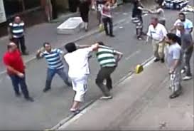 Aquí les traído otro video.espero que lo disfruten 😎 Un Boxeador Irlandes Se Pelea Con Todo Un Barrio En Estambul