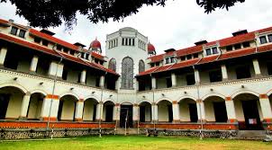 Saya orang semarang dan pernah masuk lawang sewu jauh sebelum direnovasi. 5 Lokasi Angker Yang Jadi Tempat Syuting Film News Entertainment Fimela Com