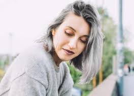 Razones para lucir el cabello canoso y dejar de luchar con los tintes 🤍