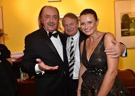 Chcete upravit telefonní číslo, adresu a další kontaktní údaje? Manzelka Jiriho Adamce Vtesnala Sve Prirodni Petky Do Neuveritelneho Vystrihu Fantom Opery