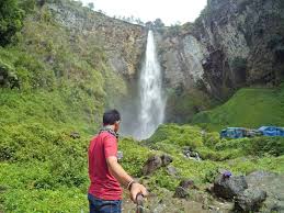 Untuk Lokasi Tempat Wisata Air Terjun Sipiso Piso Tidak Terlalu Jauh Dengan Pemukiman Penduduk Di Desa Tongging Ketinggian Air Terjun Air Terjun Air Pedesaan