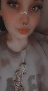 My 4 month old Zena eating her first horn worm ever & please don't come for  me she's in her bigger tank she got for Christmas that opens in the front  😁so