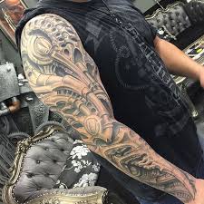 Tattoo Vorlagen Manner Mann Mit Sleeve Tattoo Grosse Tatowierung Am Arm Biomechanik Tattoo Armeltatowierungen Biomechanik Tattoo Vorlagen