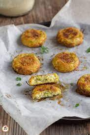 Tagliate a cubetti la mollica di pane raffermo, trasferitela in una ciotola con il latte e lasciate in ammollo per qualche minuto o fin. Polpette Di Zucchine Al Forno Secondo Piatto Light Senza Ricotta