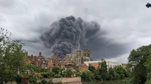 Massive fire sends huge clouds of smoke into sky over leamington spa as firefighters rush to tackle the blaze. Mpuubtah3ekd9m
