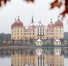 Neben veranstaltungen und sonderausstellungen können sie im schloss moritzburg die authentische barockausstellung besuchen oder hinter die kulissen des beliebten märchenfilms »drei haselnüsse für aschenbrödel« schauen. Aschenbrodel Halt Hof Auf Schloss Moritzburg Welt