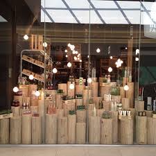 Cool Industrial Chic Or Rustic Modern Styled Window Display Vitrine Magasin Deco Vitrine Decoration Vitrine