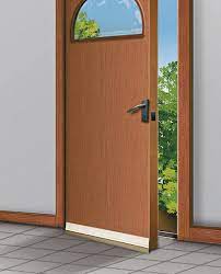 Lorsque la porte se ferme, un ergot applique placez quelques vis puis vérifiez que le bas de porte empêchera bien l'air de passer avant de le fixer définitivement. Voir Pose Bas De Porte Pivotant A Ton Quels Sont Les Elements D Une Fenetre Tendance Travaux Bas De Porte Pivotant En Aluminium Naturel Munis D Une Levre En Pvc Ultra