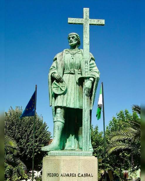 Quem inaugurou a estátua de Pedro Álvares Cabral em Belmonte em 1963?