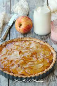 La torta di mele e carote è un dolce morbido, profumato e gustoso, arricchito con mele verdi a dadini, carote grattugiate sottilmente e cannella. Torta Di Mele Alla Francese Ricette Idee Alimentari Ricette Dolci