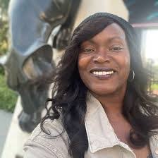 Lesley Ogle's Instagram, Twitter & Facebook