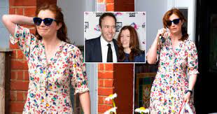 As in any political scandal of this nature, we have now seen the traditional photographs of matt's wife leaving the house. Zgx7hewrirnwsm
