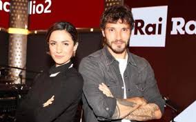 Andrea delogu è stata vittima di un piccolo infortunio ma la bella conduttrice ha incontrato un soccorritore di tutto rispetto! Stefano De Martino E Andrea Delogu Single C E Qualcosa Tra Loro
