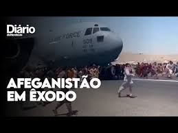 Pessoas caem de um avião militar na tentativa de fugir do afeganistão pelo aeroporto de kabul, após tomada de poder pelo regime do talibã. Qc0vadrjjbvksm