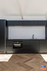 zwarte rechte keuken met een prachtige houten visgraatvloer koperen keuken keuken slaapkamer interieur