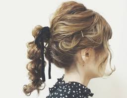 リボンのヘアアレンジで女っぽくおしゃ見えするスタイリングを紹介