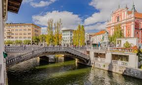 La capital de eslovenia es ljubljana, aunque para los castellano parlantes se pronuncia liubliana. Liubliana Ljubljana La Capital De Eslovenia En El Corazon De Europa