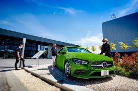 Bizonyára emlékeztek, egy korábbi posztban bemutattuk kárász anna, világbajnok kajakozó egy napját, egy nálunk gyártott gyönyörű napsárga cla autóval. Madarbarat Munkahely Dijat Kapott A Mercedes Benz Gyar Bacsmegye