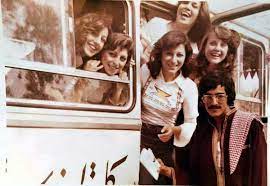 سفرة سياحية لقسم الهندسة الكيميائية لكلية هندسة بغداد جامعة بغداد سنة 1977 انظر الى جمال الصورة والمظهر ورقة الطالبات ذلك الزمن